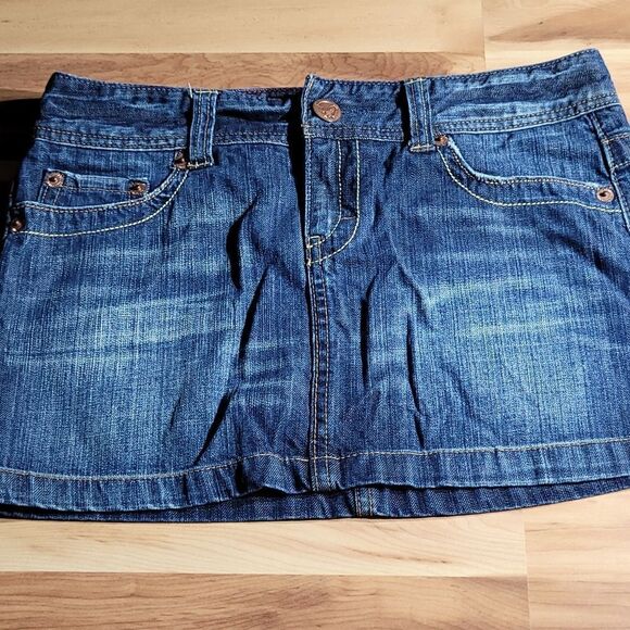 American Eagle Outfitters Dresses & Skirts - VINTAGE American Eagle Women's Short Skirt - SIZE 6